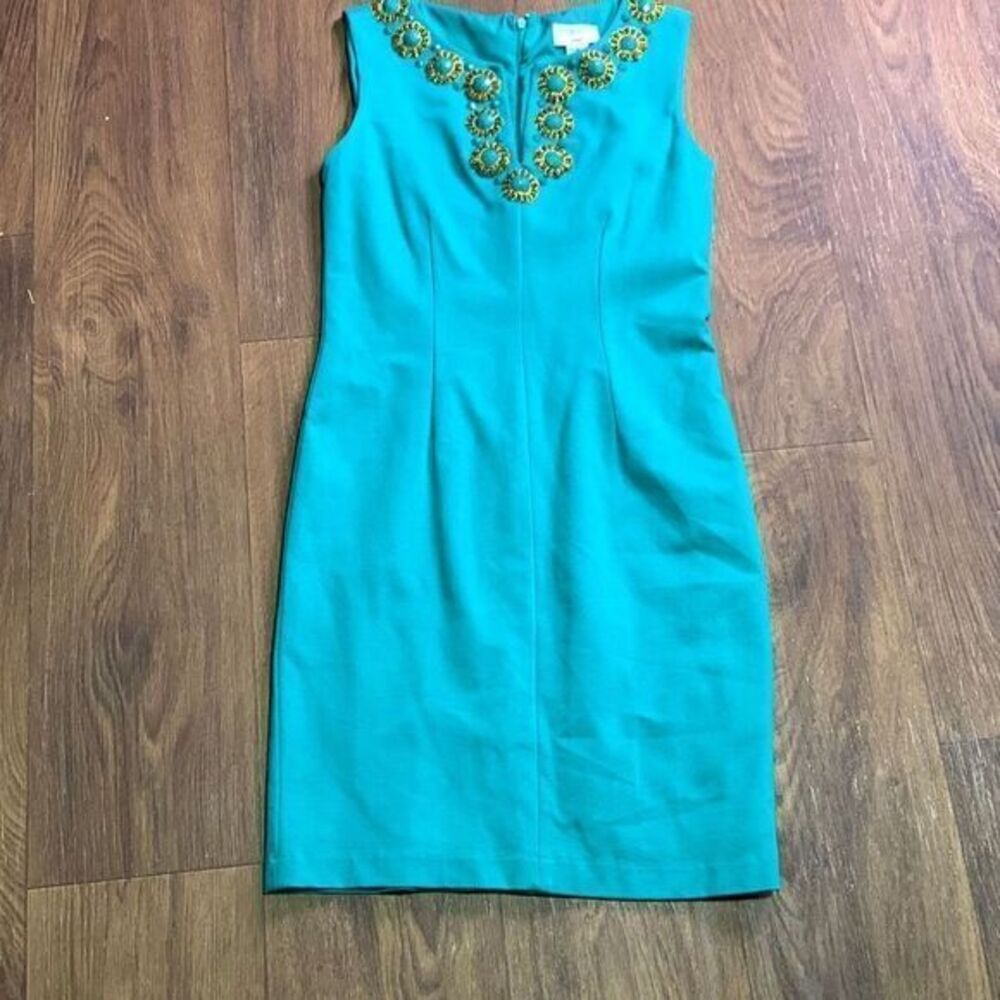 Carmen Marco Valvo green fitted knee length dress.‎ Trim embellished workcore